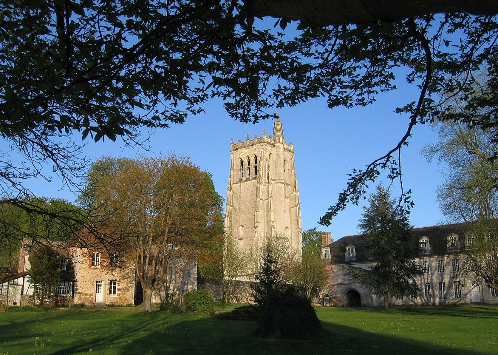 View of the Abbey of Bec centered upon the Tour Saint-Nicolas. Photograph by Efcuse (2009) via Creative Commons.