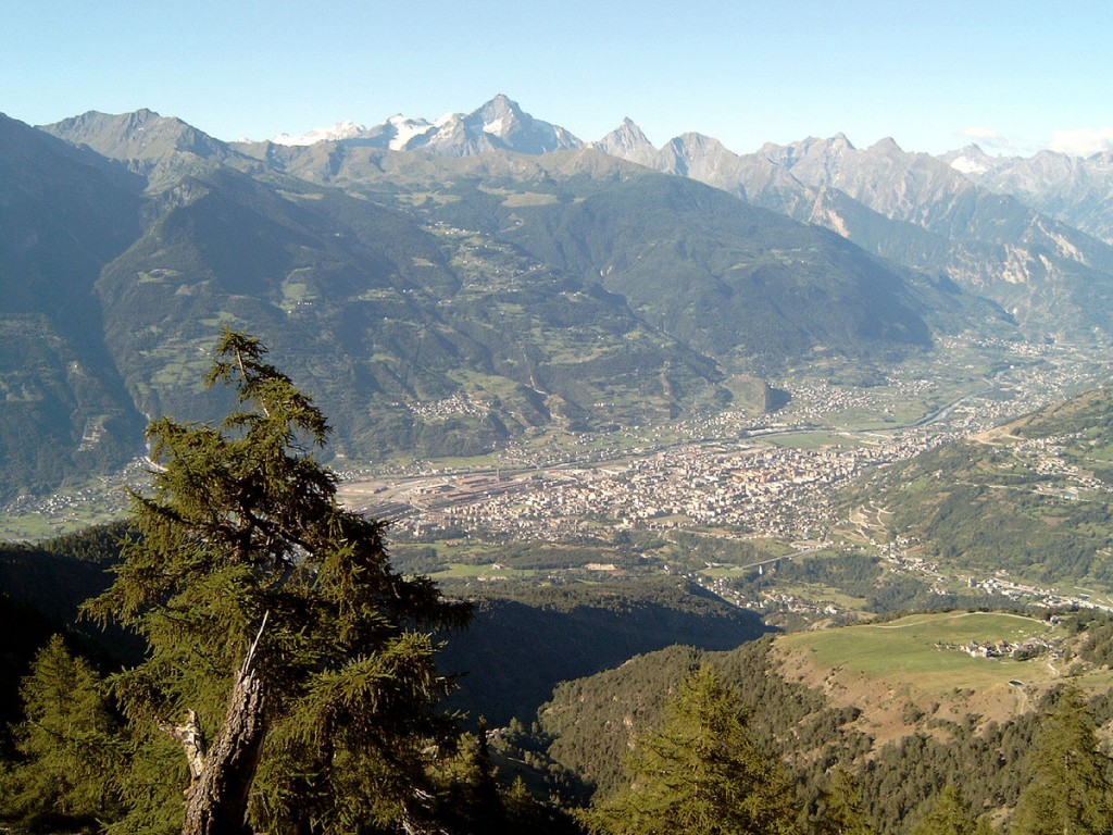 View of Aosta. Photograph by Tinelot Wittermans (2004) via Creative Commons.