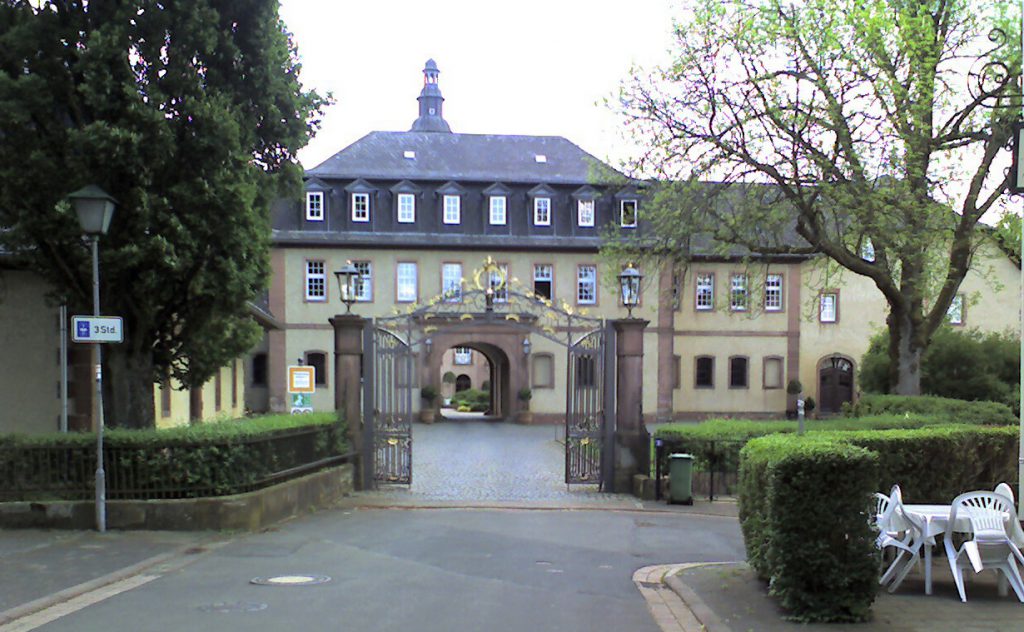 Schloss Birnstein, Main Entrance leading to the Archivebau. Photo by Sarkana 2009 via Creative Commons.