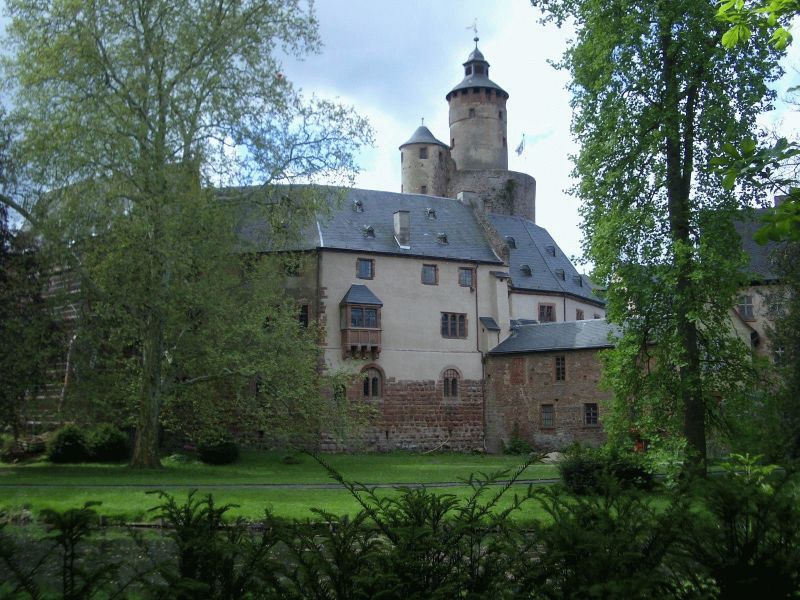 Schloss Büdingen seen from the Schlosspark. Photograph by Hadig 2004. Via Wikimedia Commons.