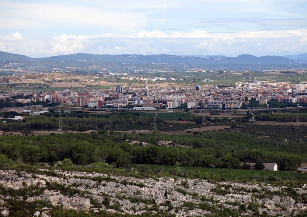 Vilafranca del Penedès des del jaciment d'Olèrdola. Photograph by Enric (2015), via Creative Commons.