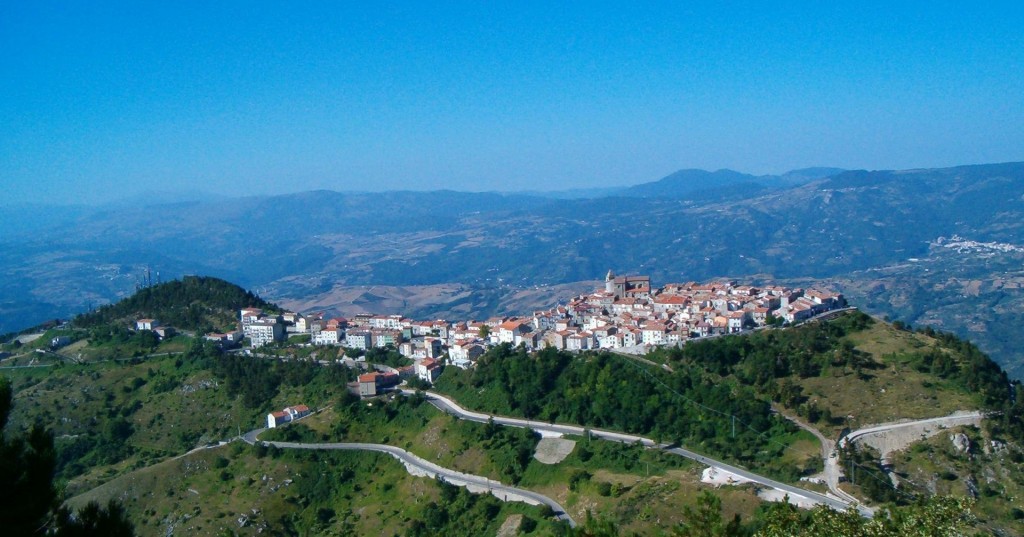 Panorama of Schiavi di Abruzzo. Photograph by ccirulli (2009) via Creative Commons.