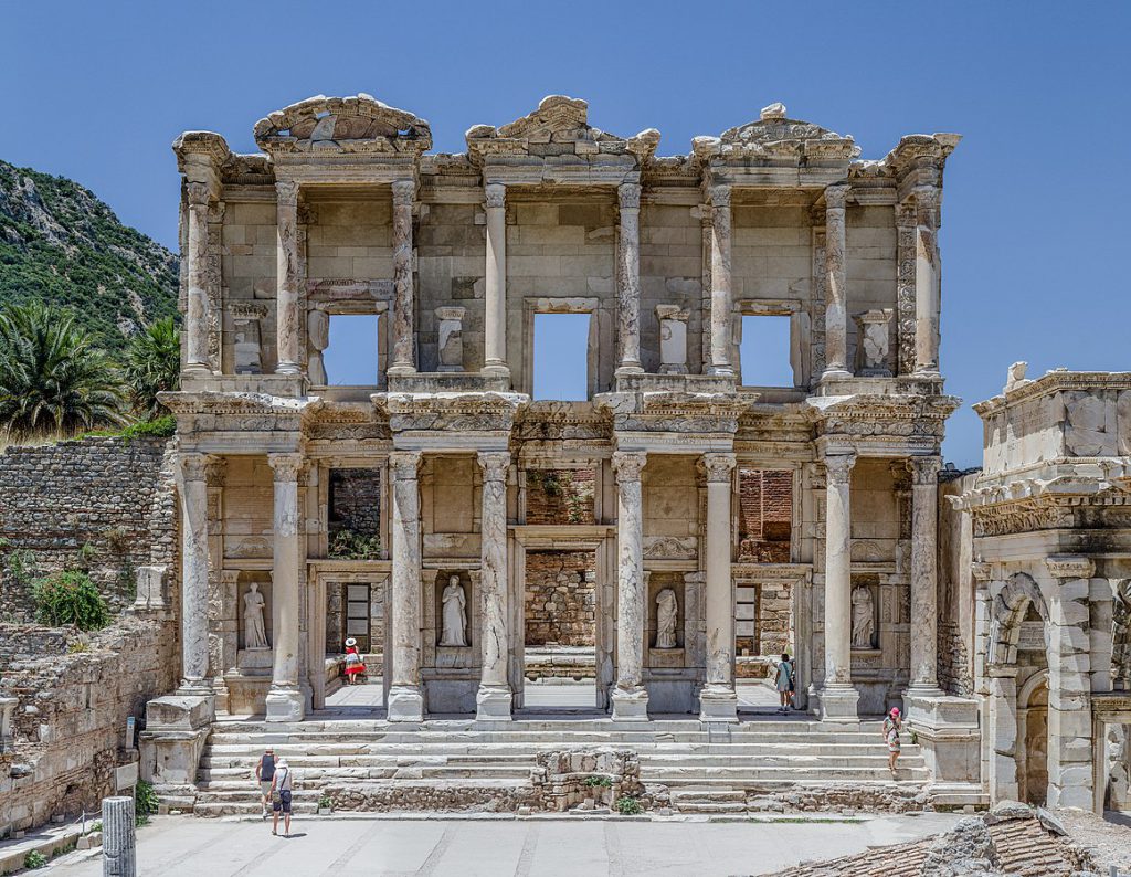 Façade of the Celsus library, in Ephesus, near Selçuk, west Turkey. Photograph (1910): Benh LIEU SONG, via Creative Commons.