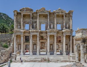 Façade of the Celsus library, in Ephesus, near Selçuk, west Turkey. Photograph (1910): Benh LIEU SONG, via Creative Commons.