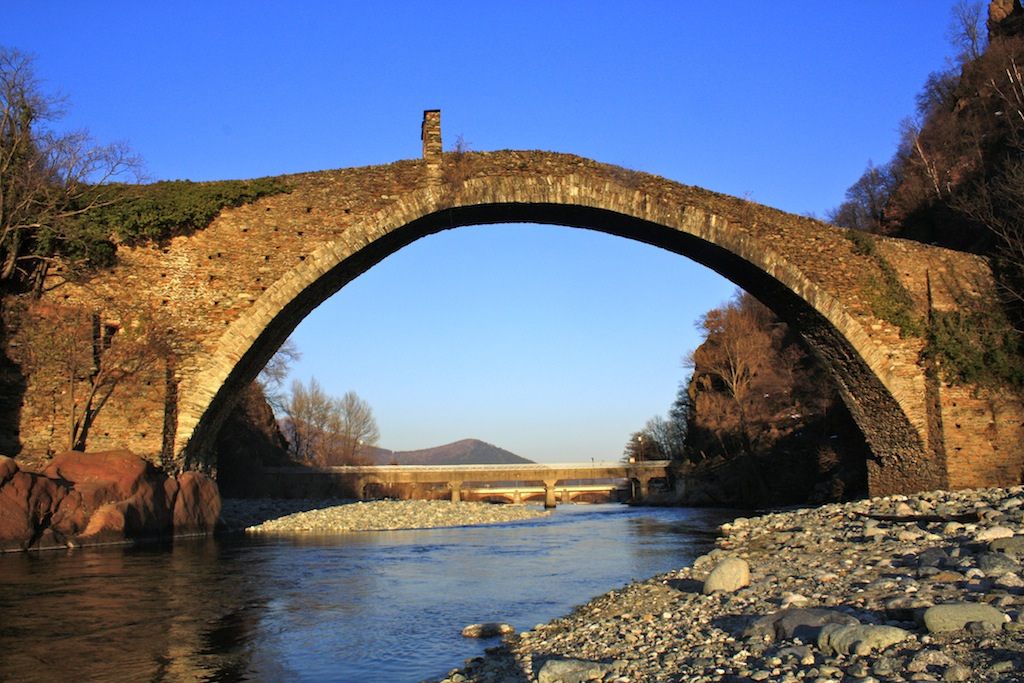 Valli_di_Lanzo, Lanzo Torinese, Ponte del Diavolo. Photograph by Emiliana Borruto (24 February 2012). Image via Wikimedia Commons via Creative Commons Attribution 2.0 Generic.